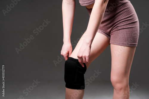 Tableau sur toile Women's legs with a knee pad for rehabilitation after injuries
