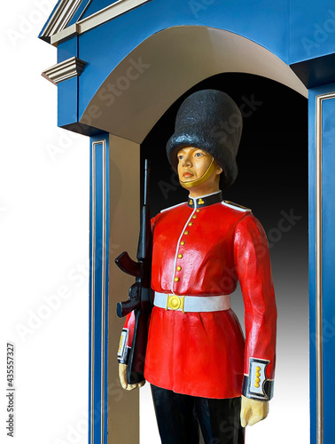 Cuadro en lienzo Royal British guardsman statue holding a rifle and standing near a guard box,  Q