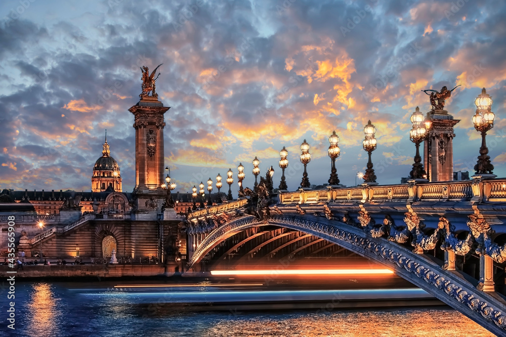 Fototapeta premium Alexandre III bridge in Paris at sunset