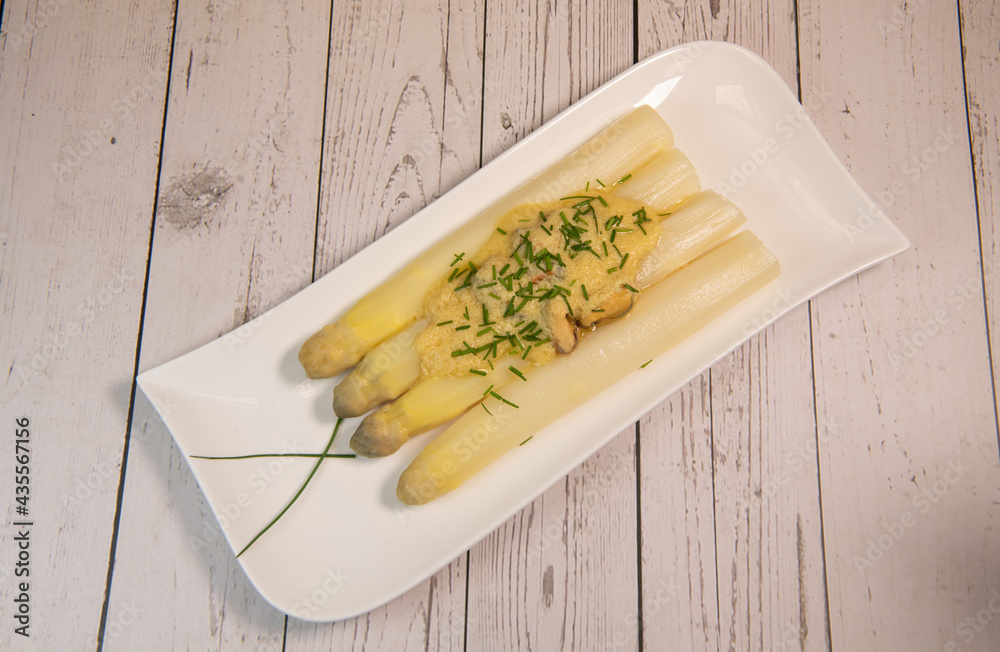 Large white asparagus and shell mousseline recipe. High quality photo foto  de Stock | Adobe Stock