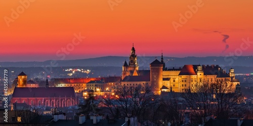 Widok na Wawel i Stare Miasto z kopca Krakusa o zachodzie słońca