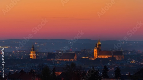 Widok na Wawel i Stare Miasto z kopca Krakusa o zachodzie słońca