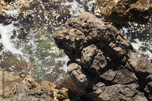 Kamień na tle morskiej fali