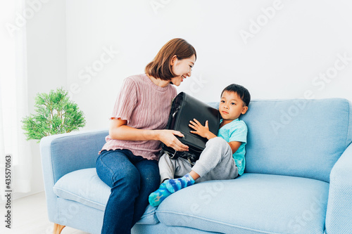家でお母さんと話す小学生の男の子