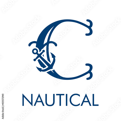 Logotipo con letra inicial C vintage con ancla de barco y texto Nautical en color azul