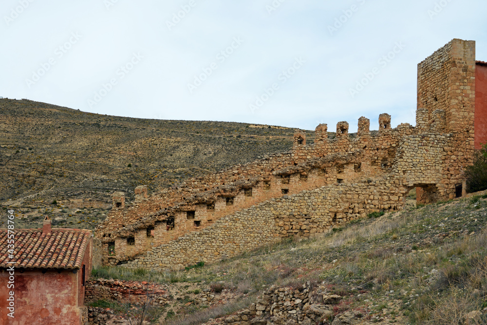 Fototapeta premium Stadtmauer mit Wehrtürmen von Albarracin