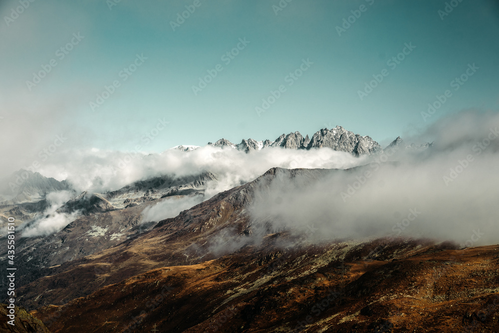 Großartige weite Berglandschaft voller Wolken