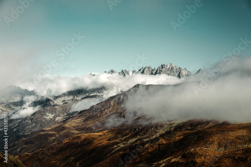 Großartige weite Berglandschaft voller Wolken © MC Stock