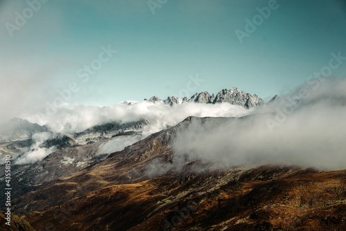 Großartige weite Berglandschaft voller Wolken