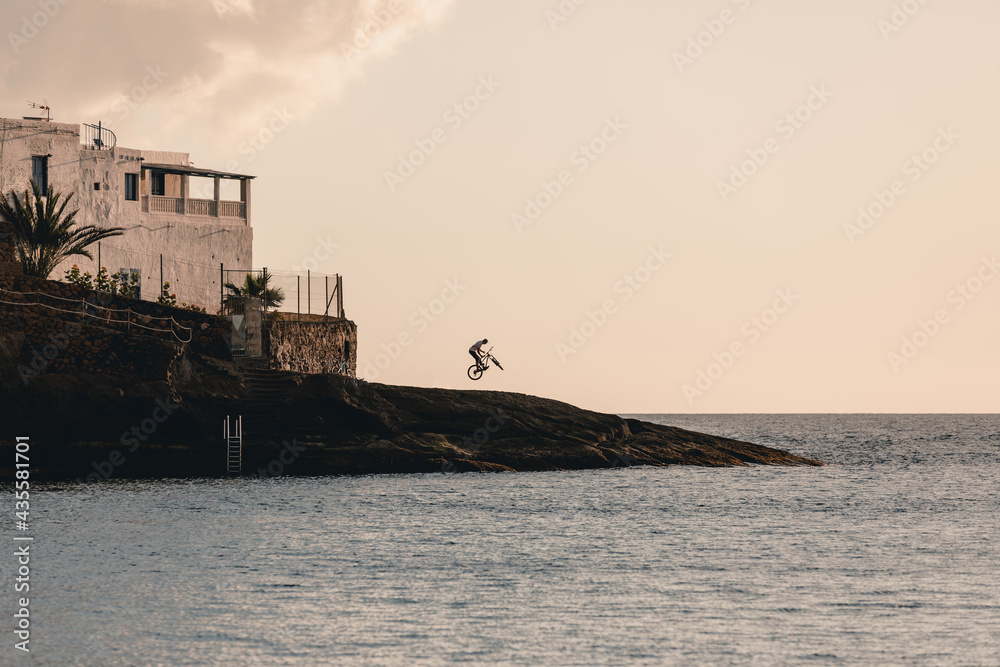 Spagna, Tenerife. Ambienti fantastici, sport, tempo libero e ciclisti in mountain bike. MTB, freestyle e lifestyle.