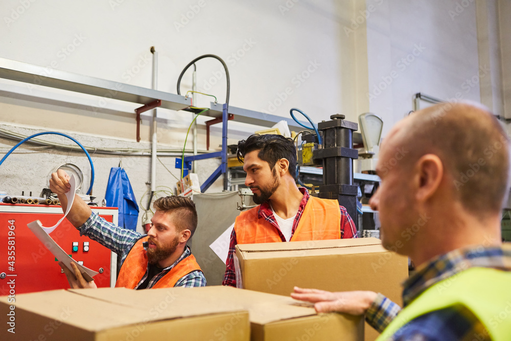 Lagerarbeiter Team mit Kartons prüft Wareneingang Stock Photo | Adobe Stock