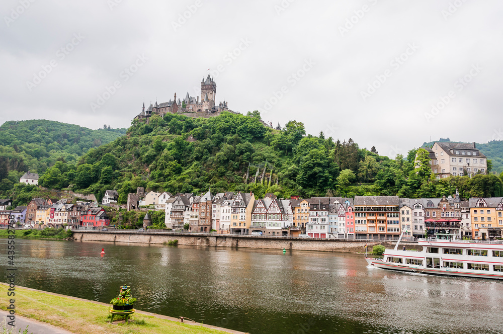 Obraz premium Cochem, Reichsburg, Mosel, Altstadt, Stadt, Moselpromenade, Weinberg, Altstadthäuser, Schifffahrt, Fluss, Terrassenmosel, Rheinland-Pfalz, Frühling, Deutschland