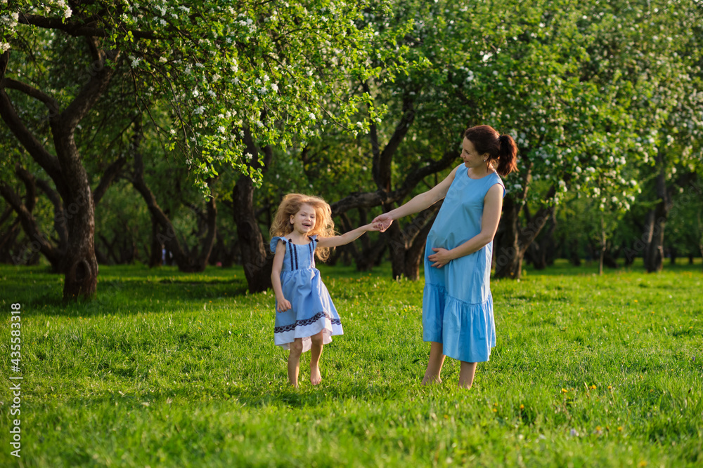 Obraz premium nature scene with family outdoor lifestyle. Mother and little daughter playing together in a park. Happy family concept. Happiness and harmony in family life.