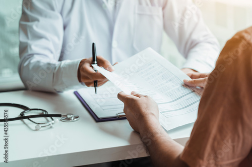 Quadro su tela Doctors submit patient records on sticky notes and talk to patients about medications and treatment