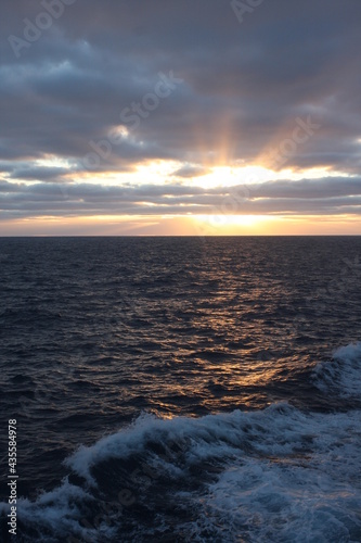 Sonneaufgang   ber dem atlantischen Ozean 
