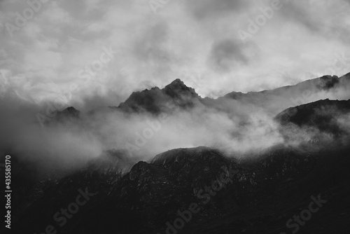Berg Silhouette in Schwarz Weiß mit dicken Wolken
