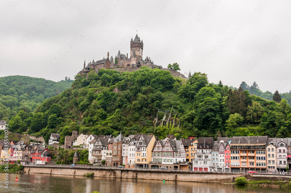 Obraz premium Cochem, Reichsburg, Mosel, Altstadt, Stadt, Moselpromenade, Weinberg, Altstadthäuser, Schifffahrt, Fluss, Terrassenmosel, Rheinland-Pfalz, Frühling, Deutschland