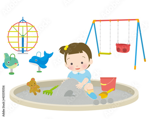公園で砂遊びをする幼女