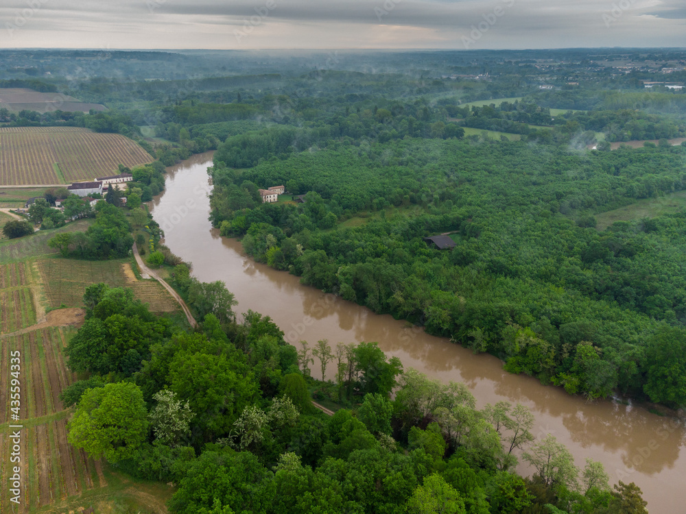 GIRONDE (33), SAILLANS, VUE AERIENNE DU DOMAINE DU CARRELET, VIGNOBLE BORDELAIS