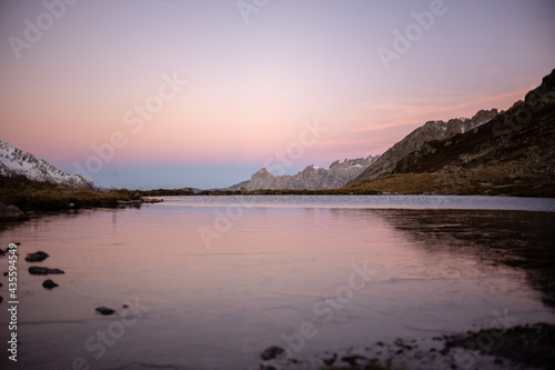 Romantischer Bergsee zur frühen morgenstunde © MC Stock