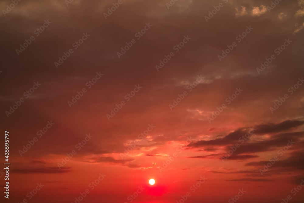 Fototapeta premium 美しい夕焼けに夕陽が沈む