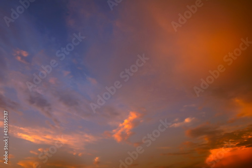 Fototapeta Naklejka Na Ścianę i Meble -  夕焼け雲が濃紺の空に映える