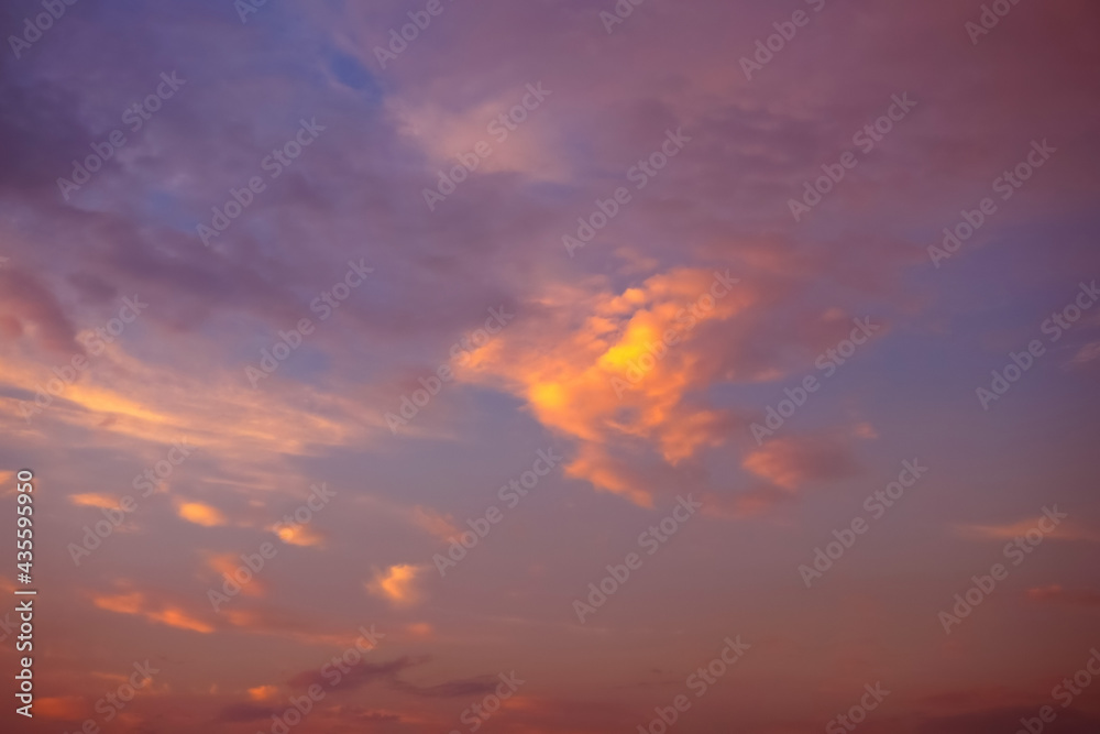 オレンジ色の雲が浮かぶ夕焼け オレンジ色の雲が浮かぶ夕焼け