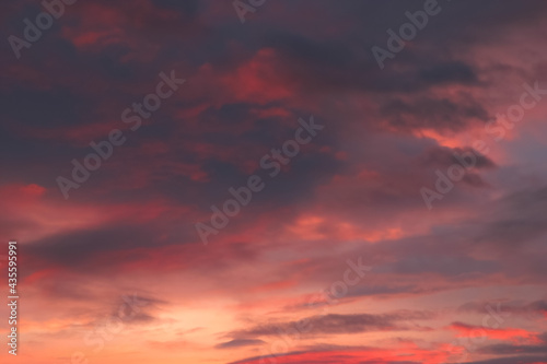 灰色の雲に反射する夕焼けの朱色 © BEIZ images