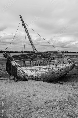 Une épave de voilier en bois sur une plage du Golfe du Morbihan, Bretagne, en France.