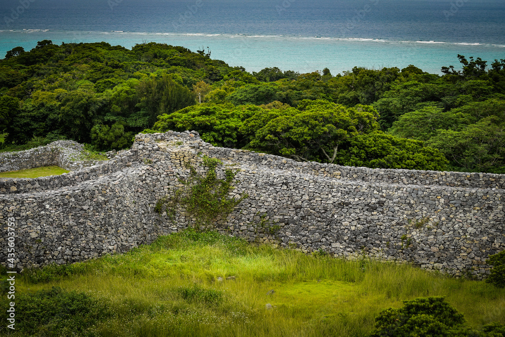 沖縄、今帰仁城跡付近の景色を眺めながら