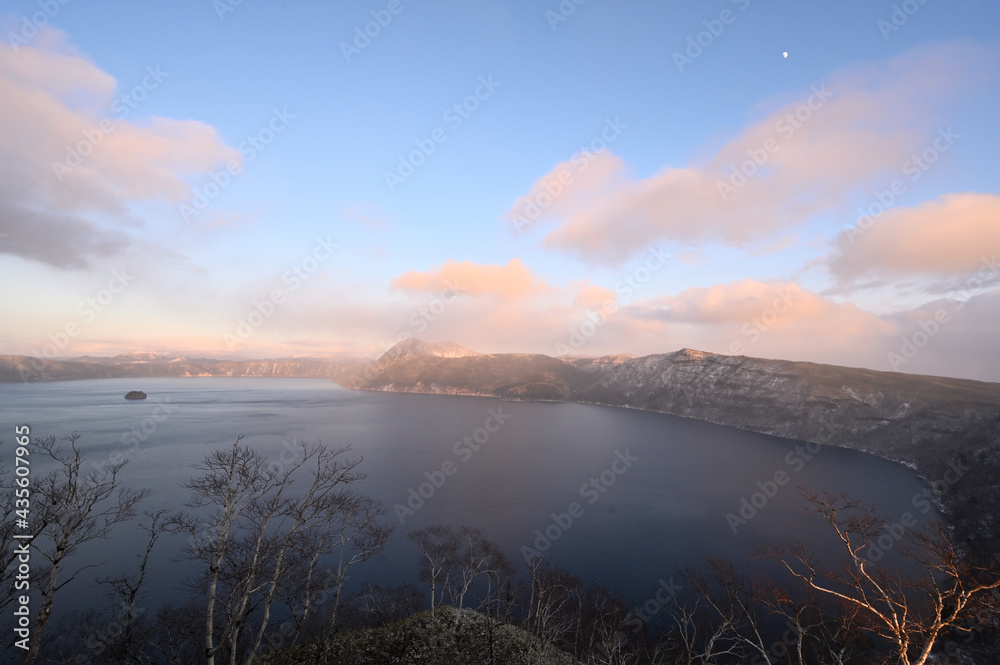 Obraz premium 雪が降り始める初冬の摩周湖