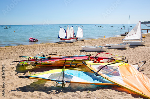 Photos École de voile en bord de mer sur une plage en France.