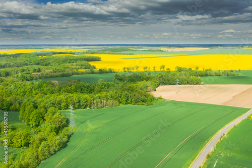 Przedgórze Sudeckie. Pola uprawne z plantacjami kwitnącego rzepaku. Zdjęcie zrobione przy użyciu latającego drona.