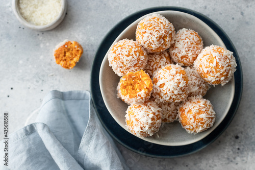 Foto vegan energy bliss balls with dried apricots and coconut in blue bowl