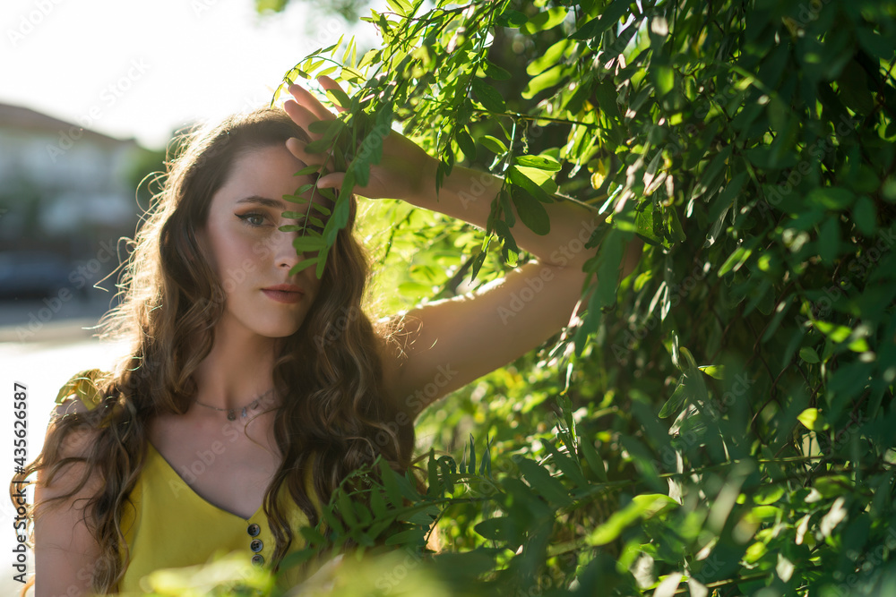 Retrato de una chica joven rodeada de vegetación Retrato de una chica joven rodeada de vegetación