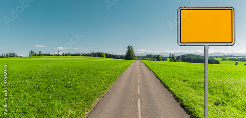 Strasse durch grüne Hügellandschaft