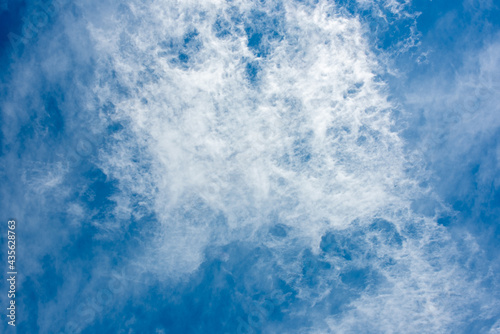 青空に浮かぶ星雲のようにも見える不思議な雲