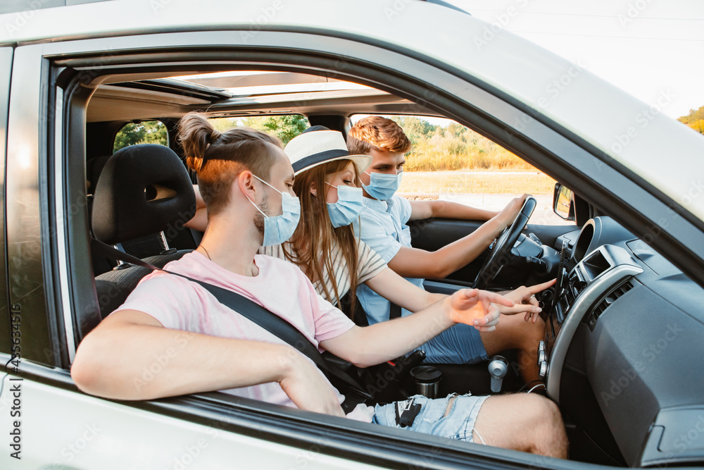 Obraz premium group of people riding in car with medical mask