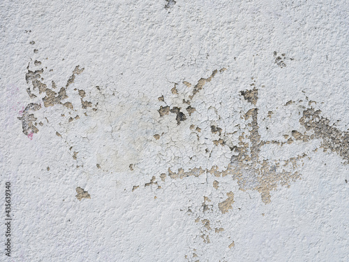 Une texture de mur peiint en blanc eet craquelé