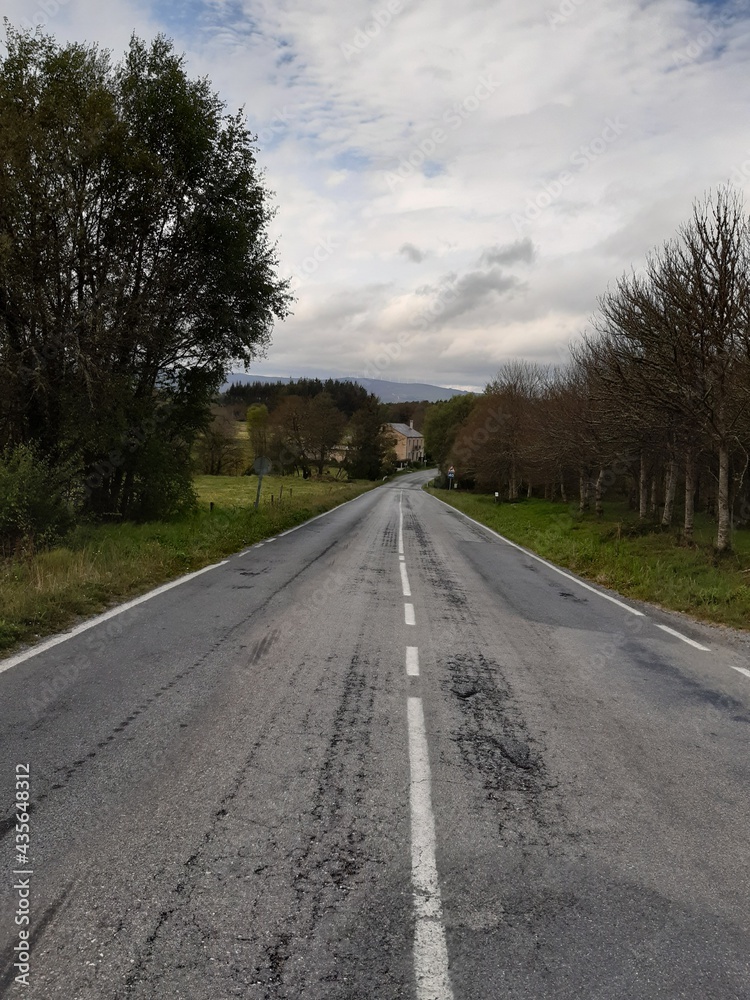Vista parcial de la carretera que une Lanzós con Vilalba, Galicia Vista parcial de la carretera que une Lanzós con Vilalba, Galicia