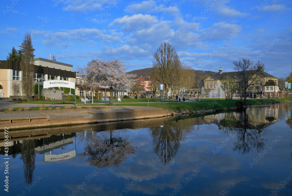 Die Fränkische Saale vor dem Rosengarten  und dem Regentenbau von Bad Kissingen