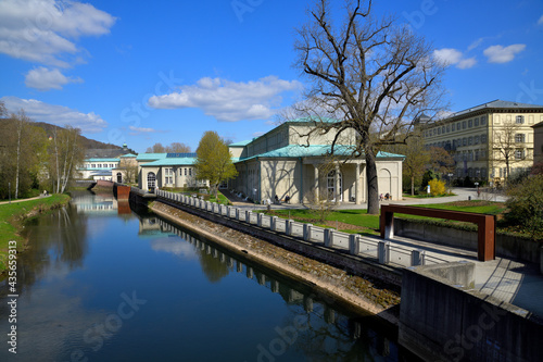 Blick mit der Fränkische Saale an der Wandelhalle, Arkadenbau und Regentenbau von Bad Kissingen