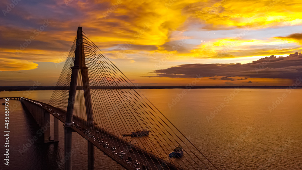 Obraz premium bridge at sunset