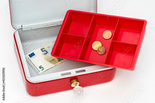 Foto Geldkassette mit wenig Bargeld