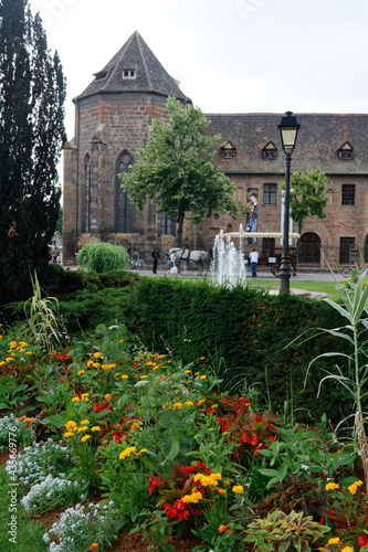 Centrum starego miasta w Colmar, Alzacja, zielony park nad kanałem.