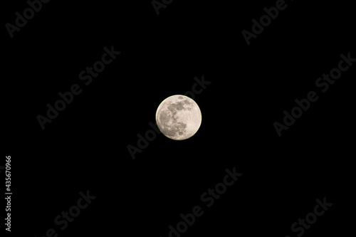 Fotografía A supermoon is a full moon that nearly coincides with perigee, the closest that the Moon comes to the Earth in its elliptic orbit resulting in a slightly larger-than-usual apparent size of lunar disk