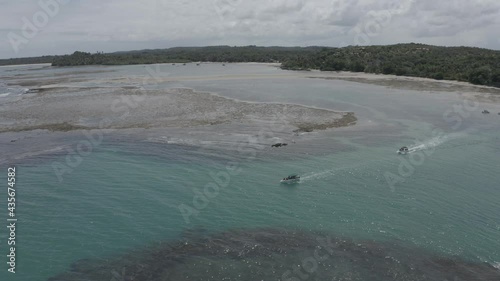 Vue de drone circulaire de l'océan, marée basse, autour de bateaux. Été à Praia Morere Bahia, Brésil. Paysage tropical avec palmiers, sable, eau, coraux photo