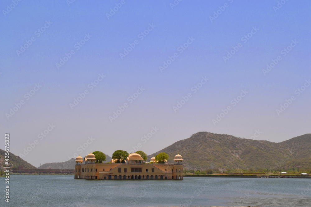 Jal Mahal, Wasser-Palast, Water Palace, im  Man Sagar See, Jaipur, Rajasthan, Indien, blauer Himmel