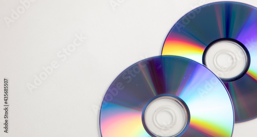 Grupo de cd con un fondo de color blanco photo