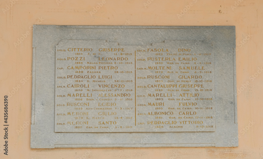 Il monumento ai Caduti della parrocchia di San Giuseppe a Como, Italia.